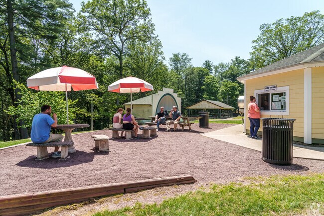 Eurana Park includes a snack bar that serves ice cream, hamburgers, and other treats.