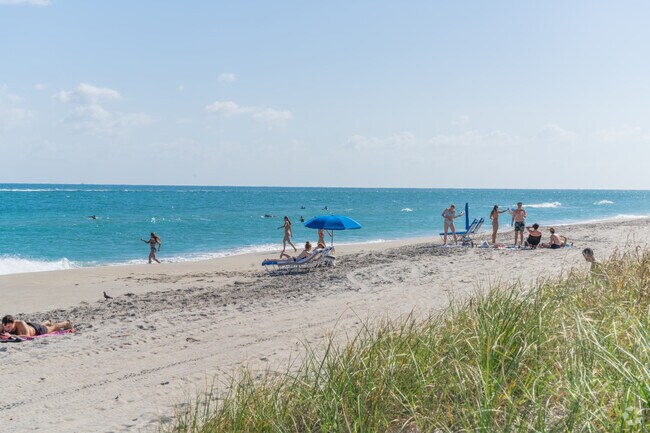 Sunny days are fantastic at the South Beach Park in Boca Raton Square.