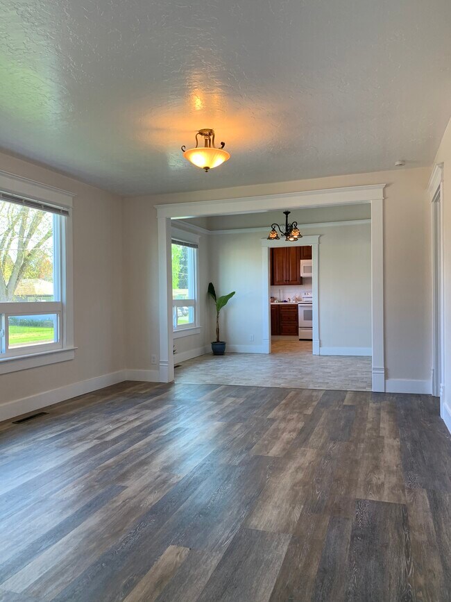 304 W Illinois St, Newberg, OR 97132 - photo 4