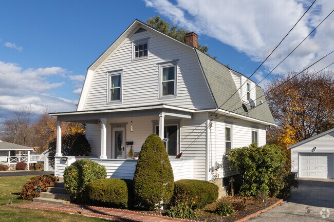 The distinctive gambrel-style homes of Uptown New Auburn add to the neighborhood's charm.
