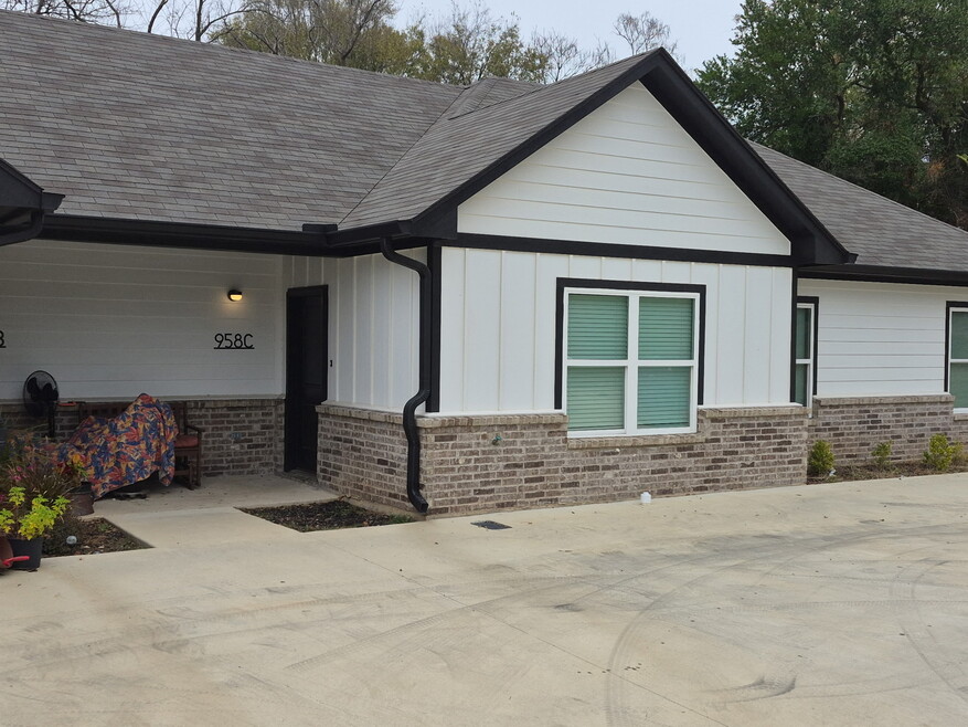 958 N Marshall St, Henderson, TX 75652 - photo 1