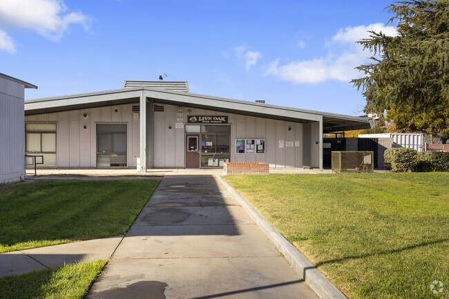 Video clips and photos of the front exterior.