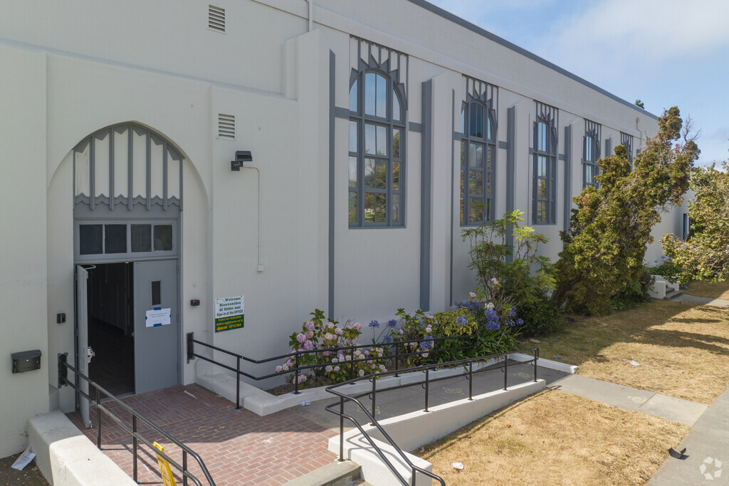 Aspire Berkeley Maynard is a charter school in the Paradise Park neighborhood of Oakland.