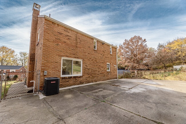 3203 Hebron Dr, Pittsburgh, PA 15235 - photo 2