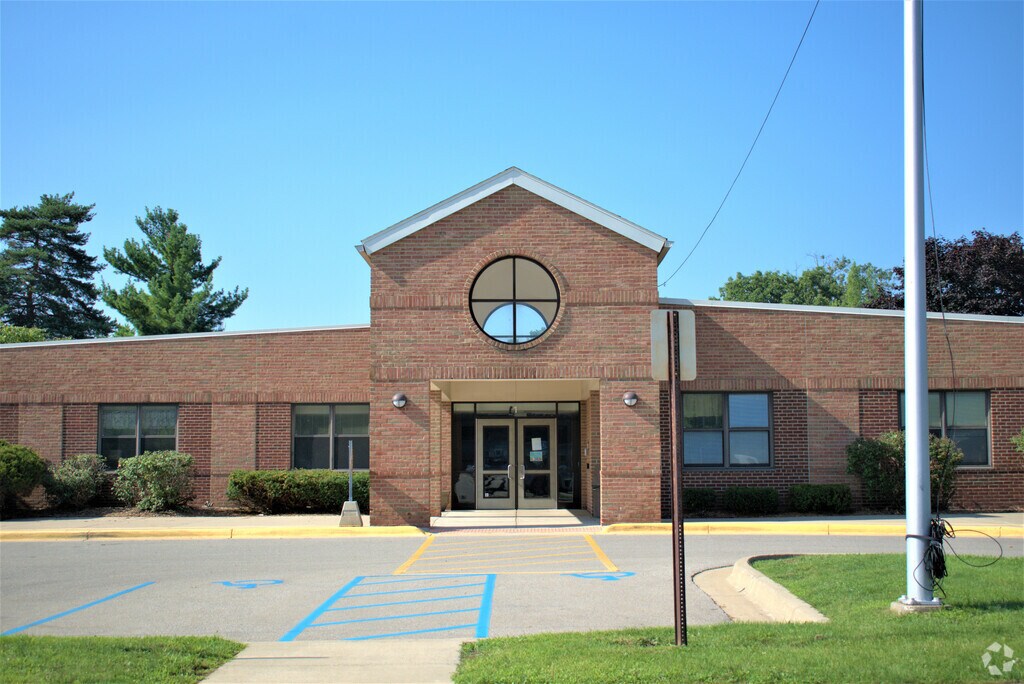 Frank E. Bartlett School building in Lyon.