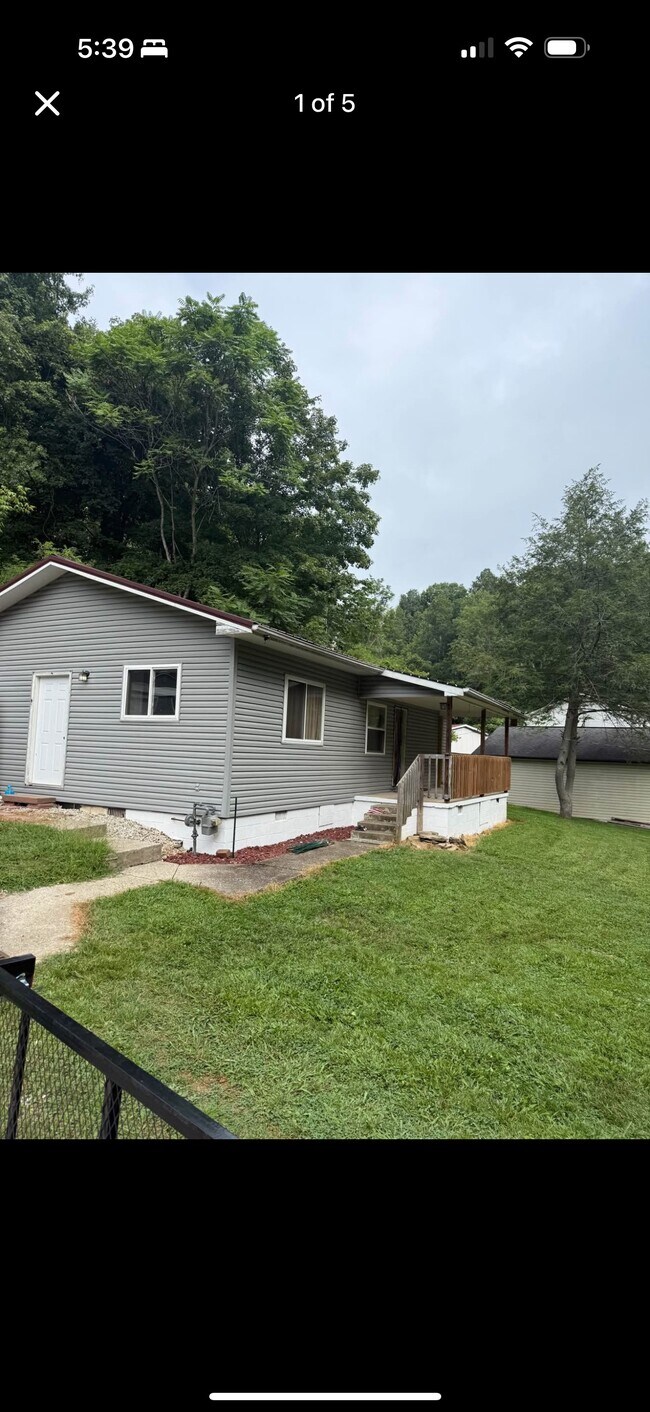 976 Grapevine Rd, Huntington, WV 25701