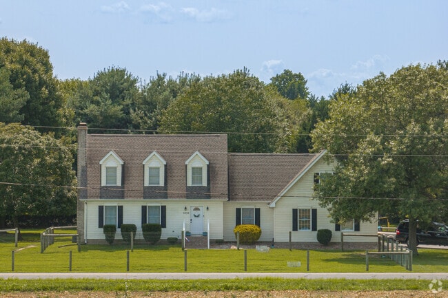 There are split level and colonial revival homes in Woodside East.