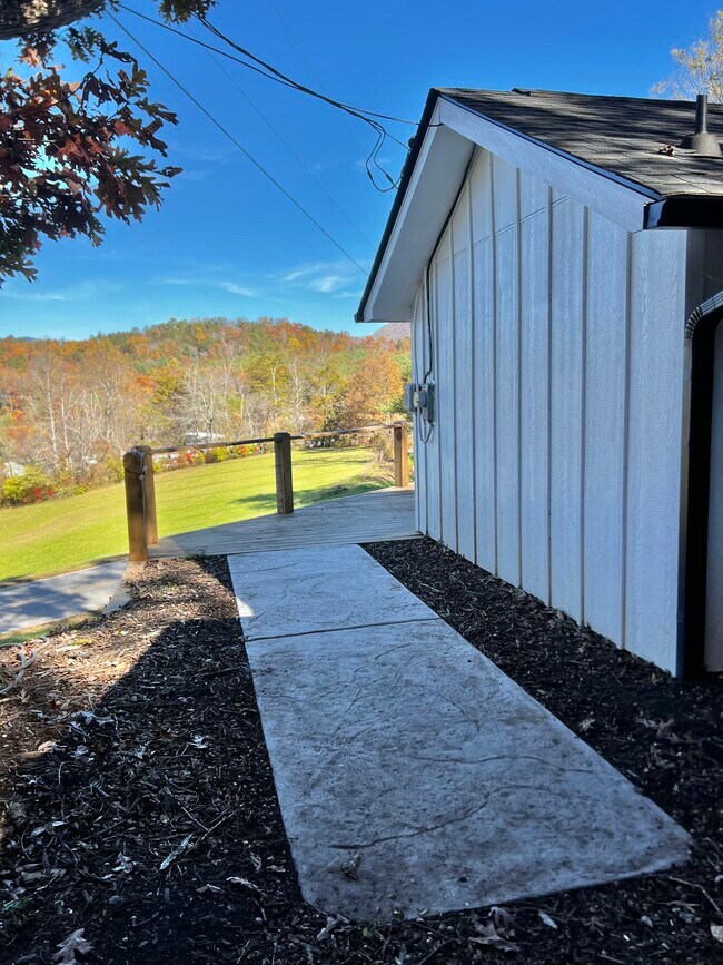 125 Berry Mountain Rd, Sylva, NC 28779