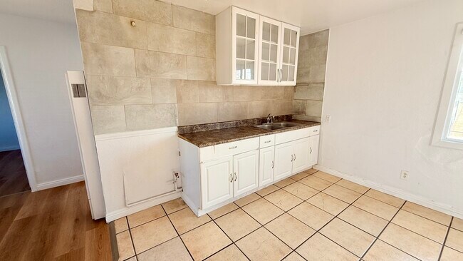 124 1/2 W 95th St unit W. 95th St., Los Angeles, CA 90003 - photo 3
