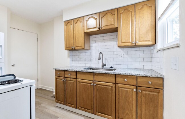 586-588-588 Georgian Dr unit 586-588, Columbus, OH 43228 - photo 3