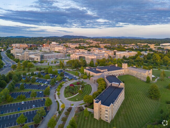 Kabrich Crescent is close to several parks, making it ideal for outdoor enthusiasts.