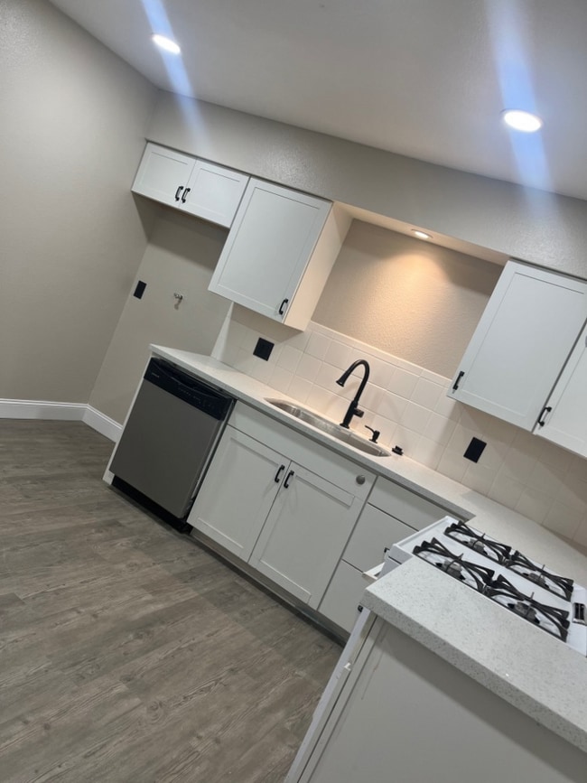 1331 N Cloverleaf Place unit A, Porterville, CA 93257 - photo 5