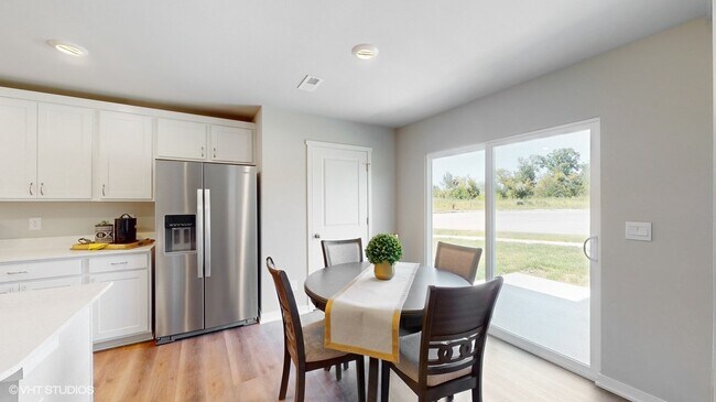 2464 Chloe Ln, Hiawatha, IA 52233 - photo 4