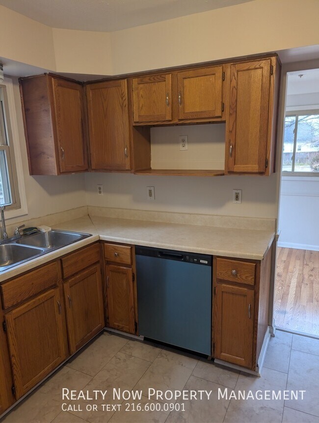 15334 Triskett Rd unit 2, Cleveland, OH 44111 - photo 6