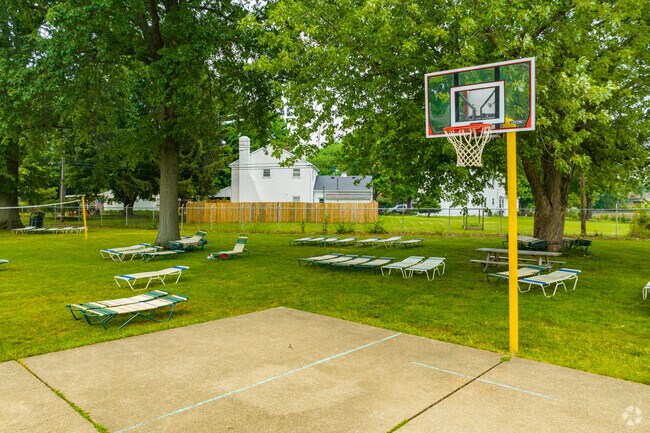 Minerva Park has it's own outdoor recreation center.