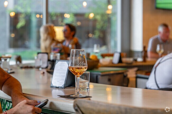 Hunter’s Point is full of great nightlife with waterfront eateries & bars.