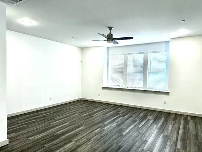 691 Vista Oaks Rd, Lewisville, TX 75067 - photo 4