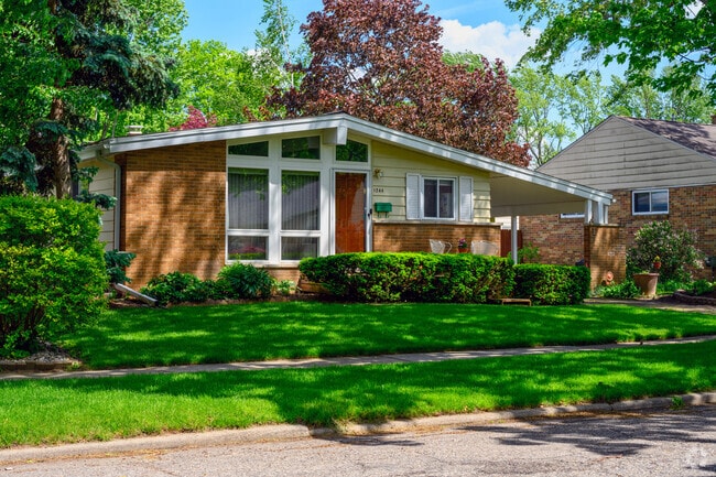 Mid-Century Modern homes are plentiful in the neighborhood of Grosebeck.
