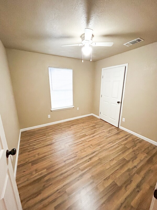 614 W Peach St, Angleton, TX 77515 - photo 7