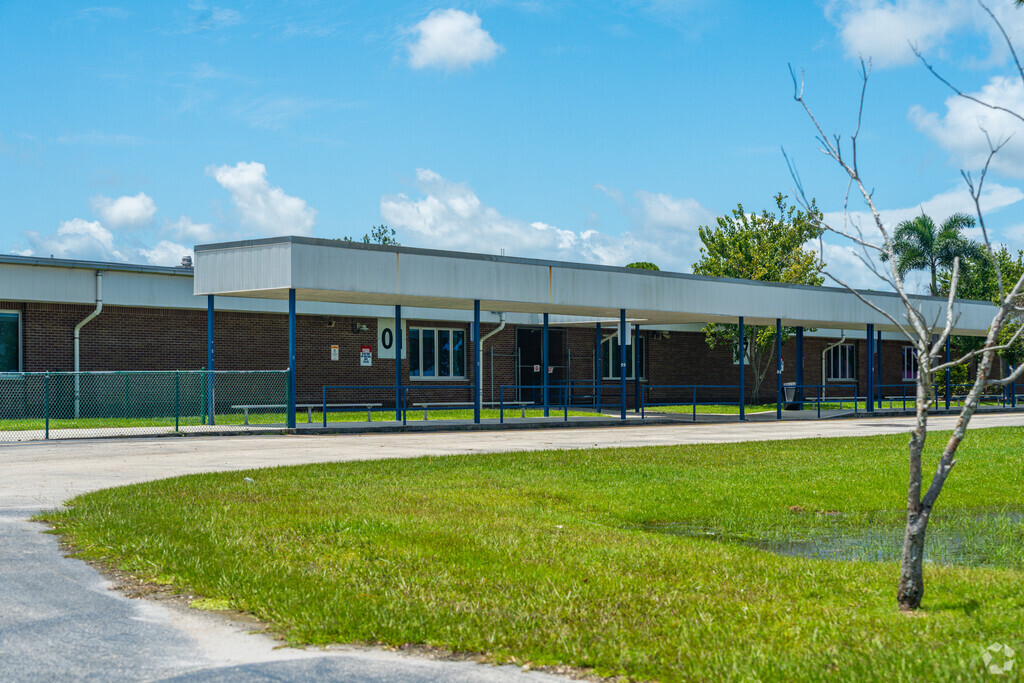 Entrance and exterior to Mariposa Elementary.