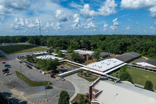 Oak Grove Elementary School encourages collaboration and creativity among students.