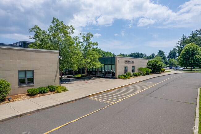 Tokeneke Elementary School serves families living in the greater Darien community.