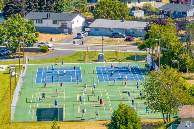 Looking for outdoor fun while you soak up the sun? This pickleball court is the spot in Manette.