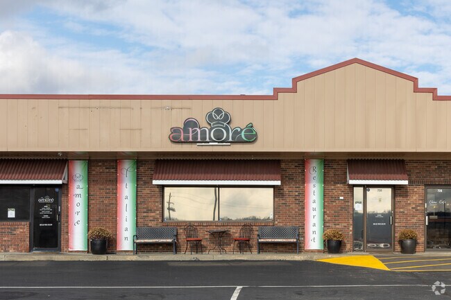 Amore serves fine Italian cuisine prepared by Chef Alberto, a top chef in Southern Indiana.