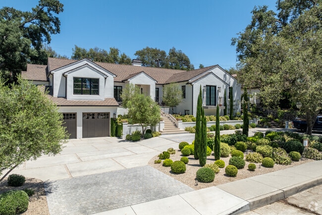 There are many large contemporary homes in the La Canada Flintridge neighborhood.