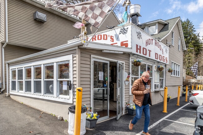 Hot Rod’s Hot Dogs in Glen Gardner serves casual bites with picnic tables for outdoor seating.