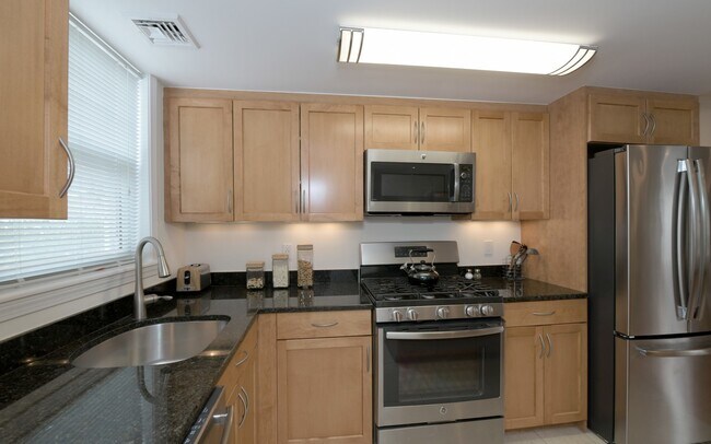 136 Thornton Rd unit 1, Chestnut Hill, MA 02467 - photo 2