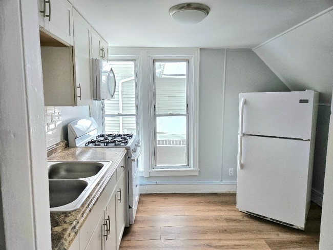 25 Saltonstall St unit Upstairs, Canandaigua, NY 14424 - photo 3