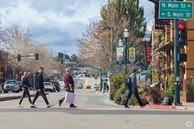 Brooktree North residents enjoy quick access to Downtown Walnut Creek’s shopping and dining.