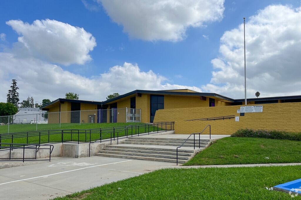 Monte Vista Middle School is a public school serving grades 3rd through 6th.