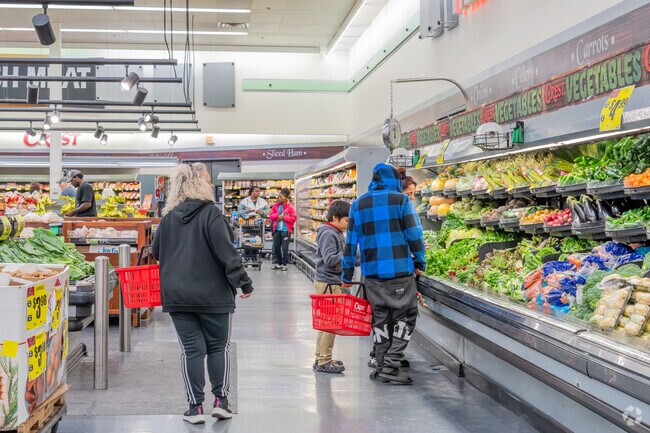 Windsor Highland locals can enjoy shopping for quality groceries at Crest Foods.