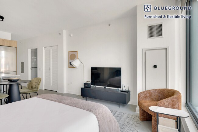 1035 W Van Buren St unit FL11-ID751, Chicago, IL 60607 - photo 2