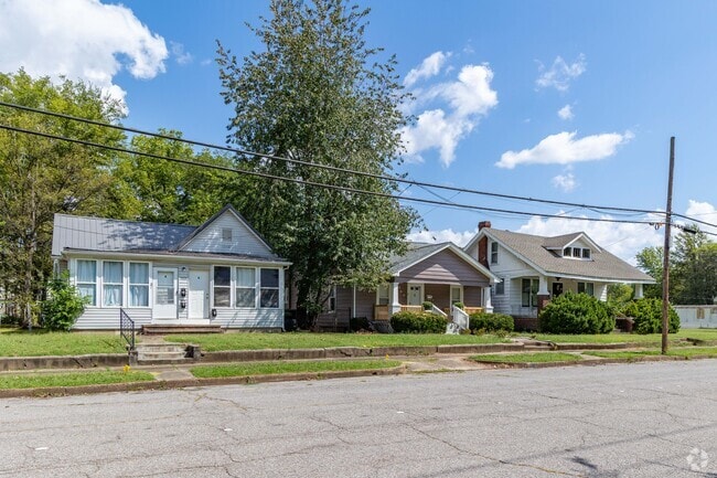 Gutherie has a mixed variety of architectural home styles in Paducah.