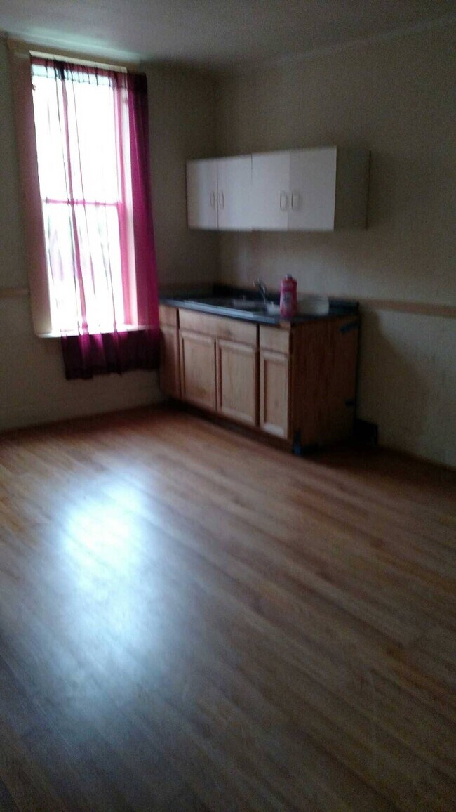 22 Locust St, Uniontown, PA 15401 - photo 2