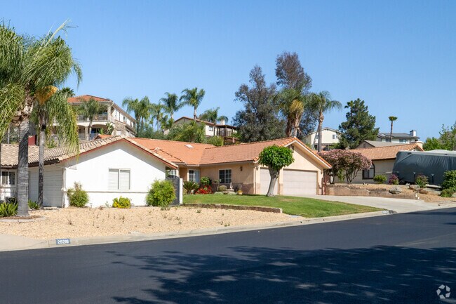 A row of single story Ranch Style homes inside the Canyon Lake community.