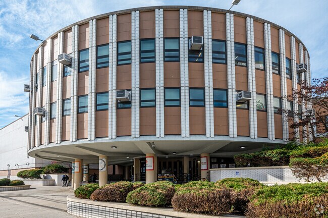 55% of Brooklyn Bridge Academy
students are at least proficient in math and 55% in reading