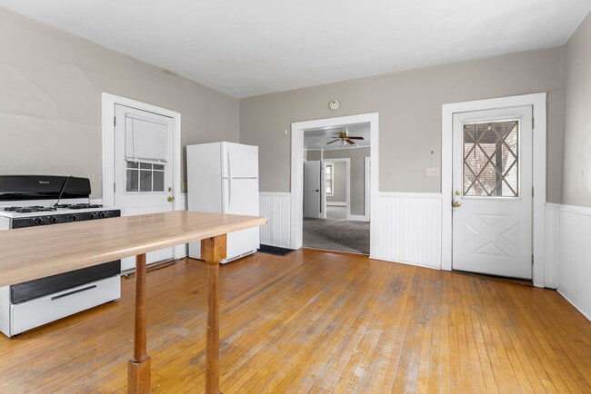 625 W 10th Ave, Oshkosh, WI 54902 - photo 2