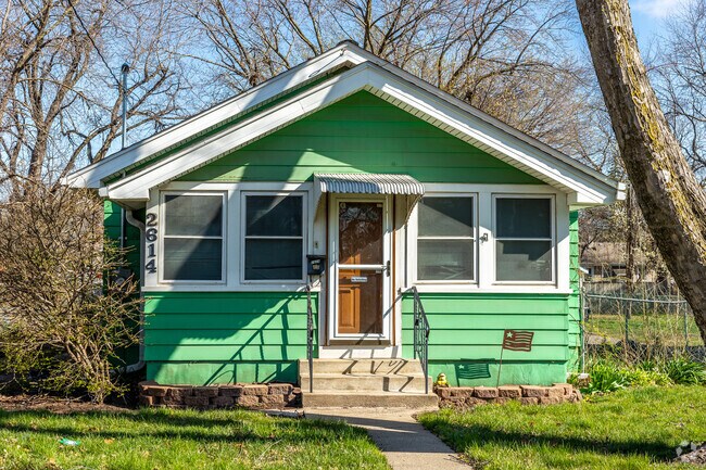 Bungalows with pops of color are popular for Fairground residents.