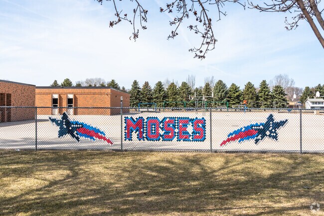 Dorothy Moses Elementary School has an average student to teacher ratio of 15 to 1.