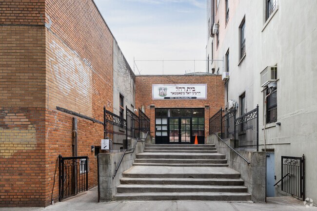 Nurture Jewish heritage at Shalsheles Bais Yaakov in Borough Park.