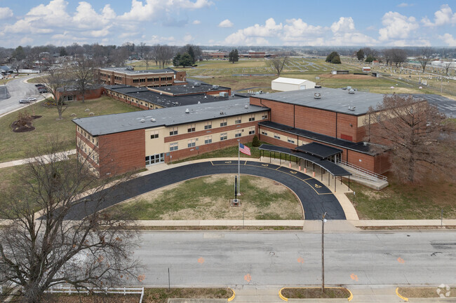 Waterloo Junior High School in Waterloo, IL offers various clubs and activities for students.