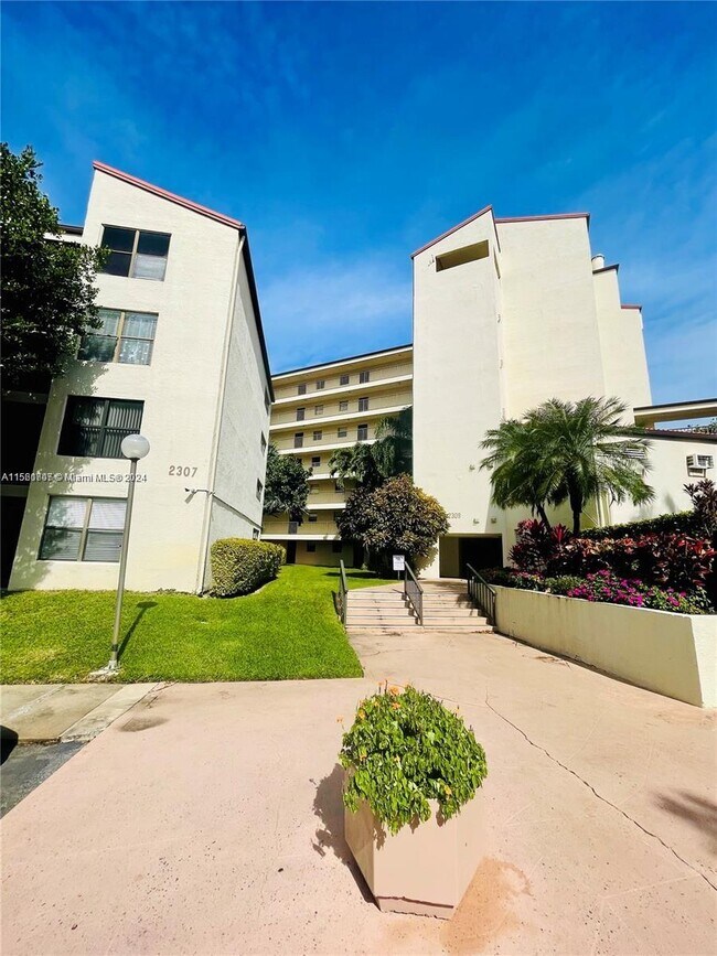 2309 S Cypress Bend Dr Unit 113C NICE UNIT 1 BEDROOM, Pompano Beach, FL 33069