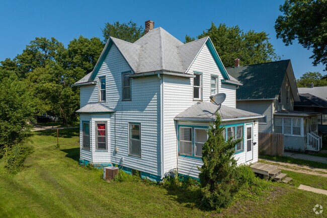 Large victorian homes can be found throughout Common Grounds
