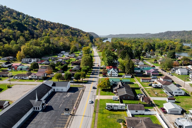 Paden City borders the Ohio River, forming part of the West Virginia-Ohio state line.