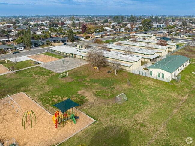 Looking North from Lincoln Elementary School towards the resident homes of Dinuba.