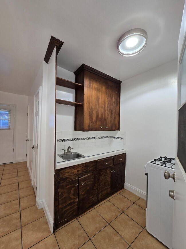 942 N Sweetzer Ave, West Hollywood, CA 90069 - photo 2